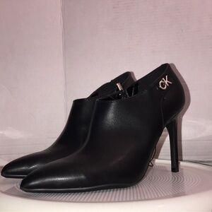 🆕Calvin Klein Faux Leather Ankle Booties